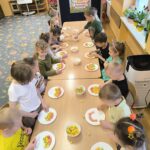 Dzieci układają tęczę z chrupków