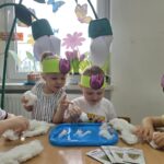 Dzieci-ukladaja-wate-na-posianie-rzerzuchy