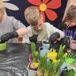 Dzieci wsadzają cebulę