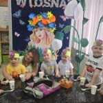 Dzieci-z-Pania-Ewa-przy-stanowisku-do-sadzenia