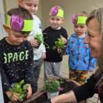 Dzieci-z-Pania-sadza-kwiatki-kolo-przedszkola