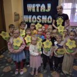 Dzieci-z-grupy-Pszczolki-z-kwiatkami-przy-wiosennej-tablicy