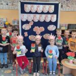 dzień kobiet w przedszkolu chłopcy rozdają kwiatki