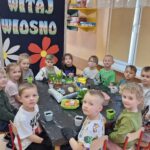 Dzieci z oddziału Biedronek przy stoliku