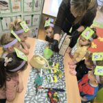 Dzieci z oddziału Żuczki obserwują jak wygląda ziemia do sadzenia