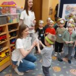 Dziecko wręcza kubek