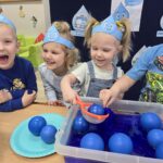 Dziewczynka-lowi-niebieskie-pileczki-siteczkiem