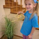 Dziewczynka podlewa kwiatek