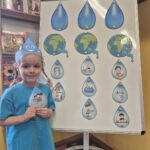 Dziewczynka trzyma ilustracje