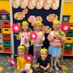 dzień kobiet w przedszkolu chłopcy rozdają kwiatki