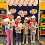 dzień kobiet w przedszkolu chłopcy rozdają kwiatki