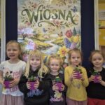 Dziewczynki trzymaja swoje kwiatki