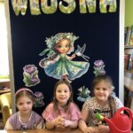 Dziewczynki wysiewają rzeżuchę