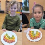 Dziewczynki z ułożoną tęczą z chrupków kukurydzianych