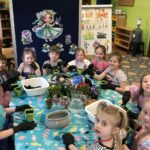 Grupa Motylki podczas saddzenia cebulek