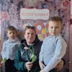 dzień kobiet w przedszkolu chłopcy rozdają kwiatki