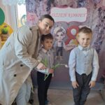 dzień kobiet w przedszkolu chłopcy rozdają kwiatki