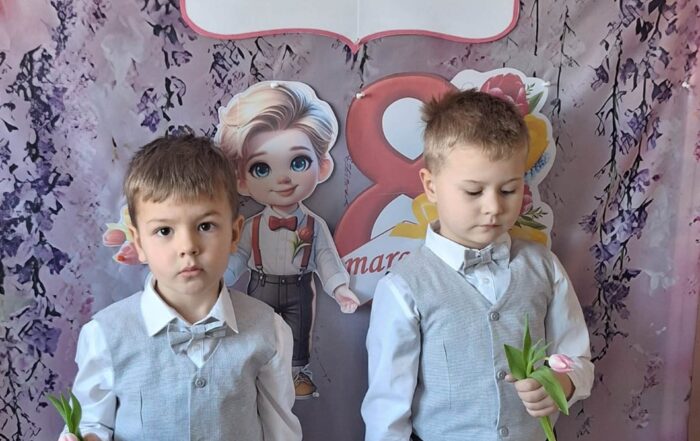 dzień kobiet w przedszkolu chłopcy rozdają kwiatki