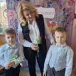 dzień kobiet w przedszkolu chłopcy rozdają kwiatki