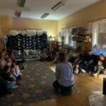 Nauczycielka wita gości