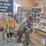 Pani Magda omawia zrobiony swetr