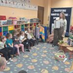 Pani Magda pokazuje druty