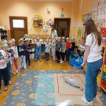 Prowadząca pokazuje jak wykonać zadanie