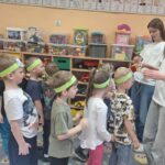 Prowadzące wręczają dzieciom medale