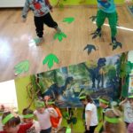 dzieci w świecie dinozaurów