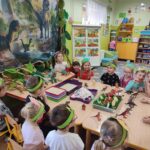 dzieci w świecie dinozaurów