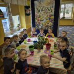 Przedszkolaki przygotowują się do sadzenia kwiatów