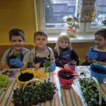 Przedszkolaki trzymają sadzonki