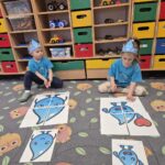Przedszkolaki układają obrazek