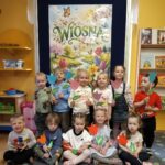 Przedszkolaki-z-oddzialu-Zuczki-z-kwiatkami-przy-wiosennej-tablicy