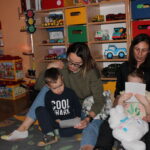 Rodzice śpiewają kołysankę