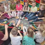 Zabawy gumą sensoryczną