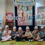 Zdjęcie grupowe Mrówek z pracami