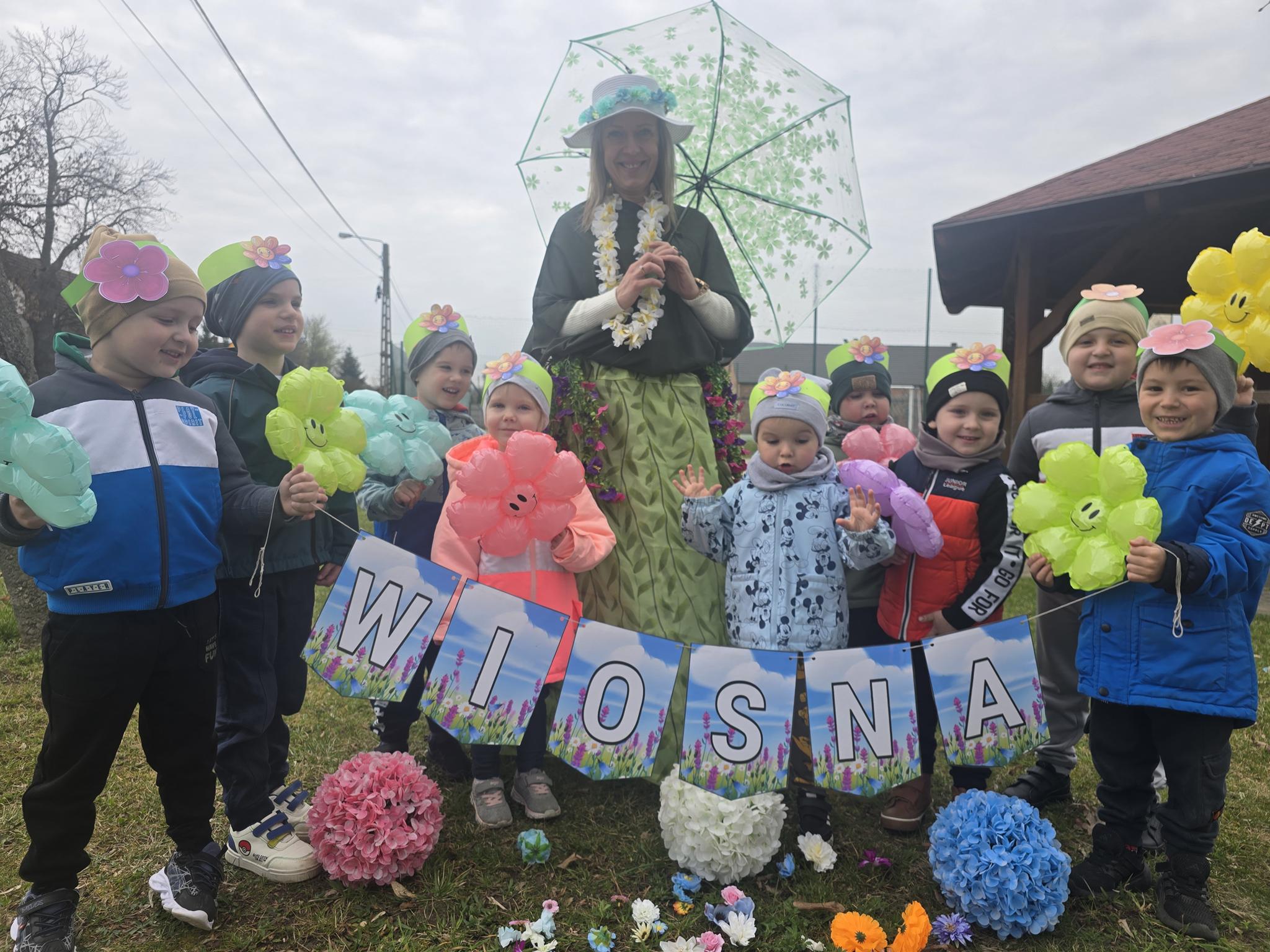 Zdjecie-grupowe-dzieci-z-oddzialu-Krasnoludki.