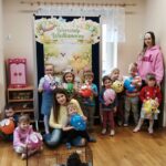 Zdjecie-grupowe-z-balonami