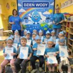 Zdjęcie grupowe z dyplomem