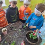 dzieci sadzą kwiatki