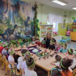 dzieci w świecie dinozaurów