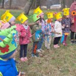 dzieci-tancza-i-spiewaja