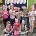 dzień kobiet w przedszkolu chłopcy rozdają kwiatki