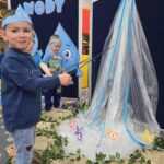 zabawa-matematyczna-chlopec-lowi-ryby