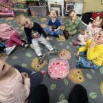 Sensoryczna lekcja walentynkowa w grupie bratków.
