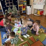 What do you want for Christmas” w grupie mrówek.