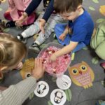 Sensoryczna lekcja walentynkowa w grupie bratków