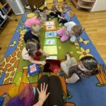 Utrwalamy kolorwy i zimowe ubrania w grupie mrówek.