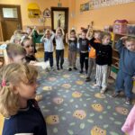 Wiosenna lekcja w grupie biedronek